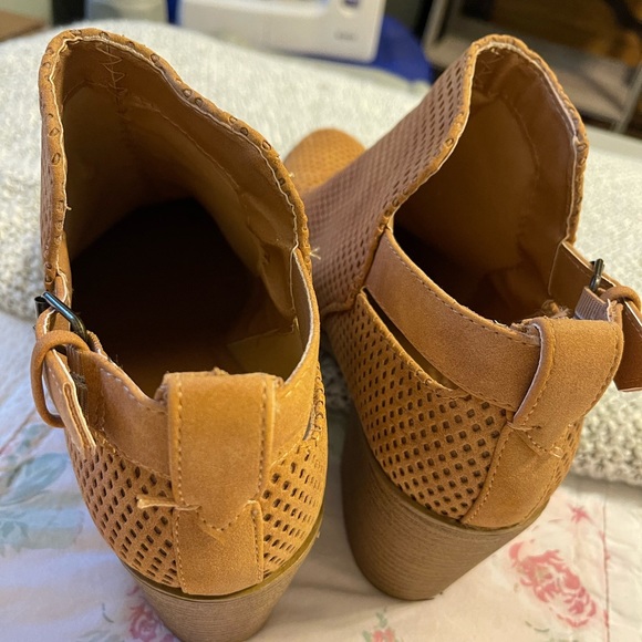 QUPID Tobin Short Booties Women’s Size 10 Tan Distress Nubuck Brown like new! - Picture 6 of 10